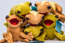 Load image into Gallery viewer, Peluche de "Un Coquí de Boriquén" (Especie: Coquí marron)