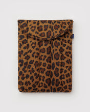 Load image into Gallery viewer, Baggu Puffy Laptop Sleeve 13"/14" (Leopard)

